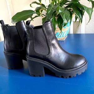 NIB UO Chelsea Boots